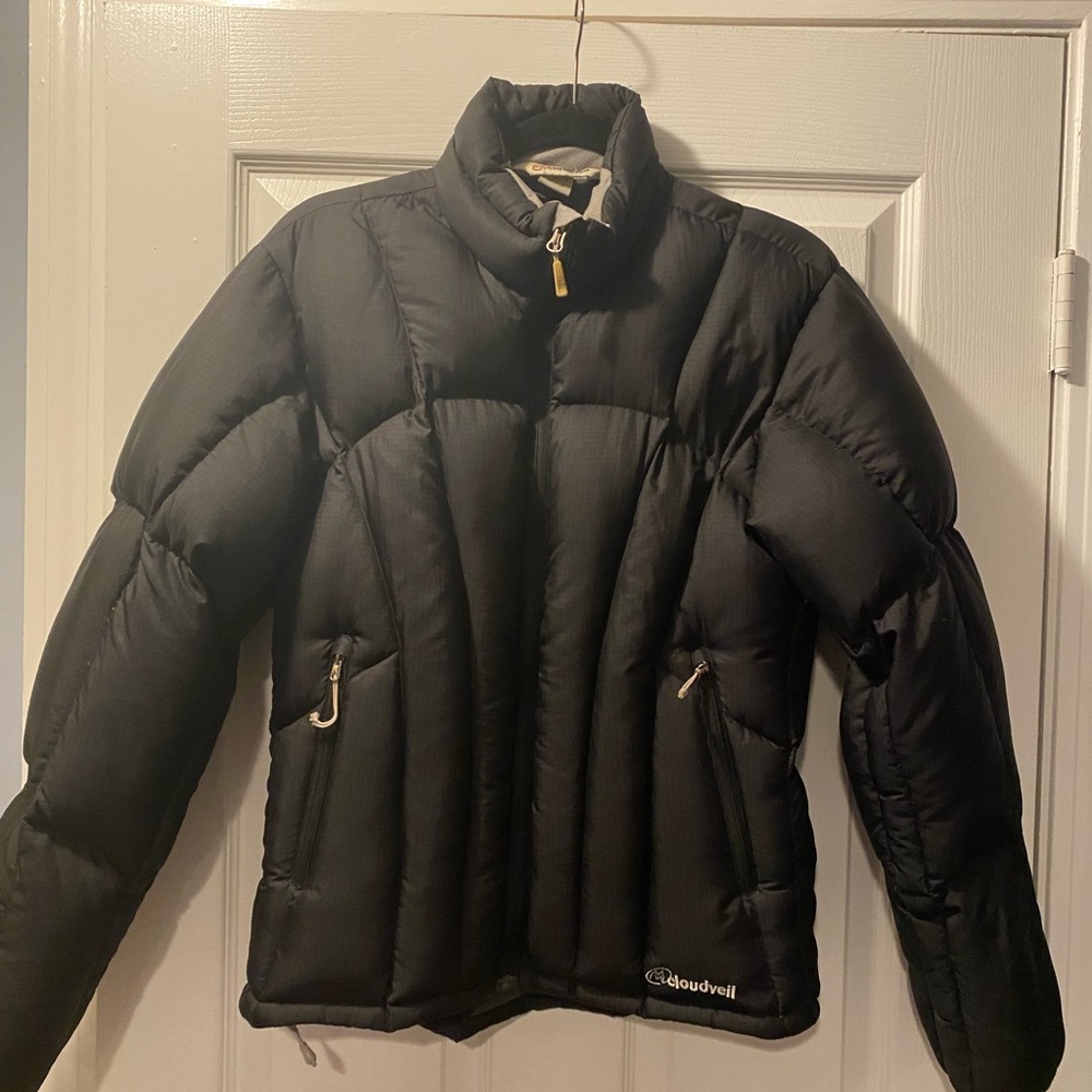 Black cloudveil puffer. Medium. VGUC